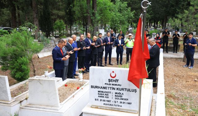Vali Akbıyık, Kurban Bayramı nedeniyle şehitliği ziyaret etti