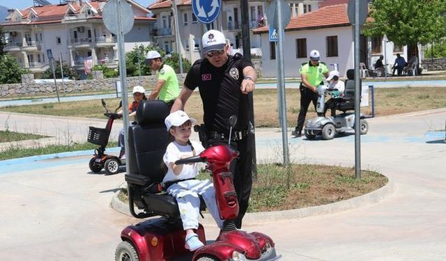 Fethiye’de anaokulu öğrencilerine uygulamalı trafik eğitimi verildi