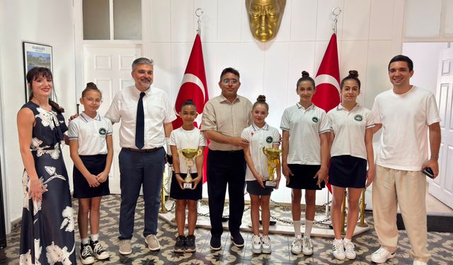 Türkiye şampiyonu jimnastikçilerden Marmaris Kaymakamı Kaya'ya ziyaret