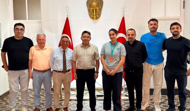 Dünya üçüncüsü kick boksçu Nilsu'dan Marmaris Kaymakamı Kaya'ya ziyaret