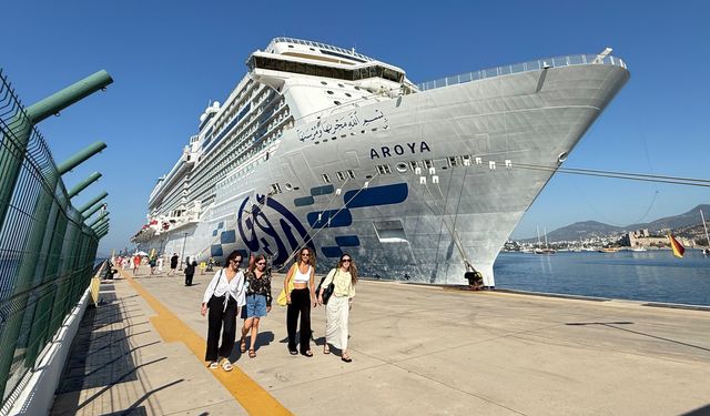 "Aroya" kruvaziyeri Bodrum'a 2 bin 671 turist getirdi