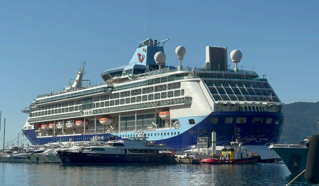 Dev gemi 2 bin500 yolcusu ile Marmaris Limanı’na demirledi