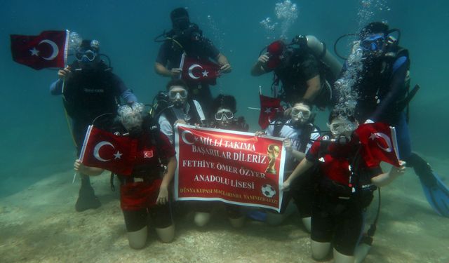 Liseli gençlerden milli takıma sualtından destek