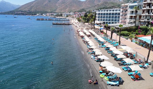 Muğla'nın turistik ilçelerindeki sahillerde sıcak hava yoğunluğu yaşanıyor