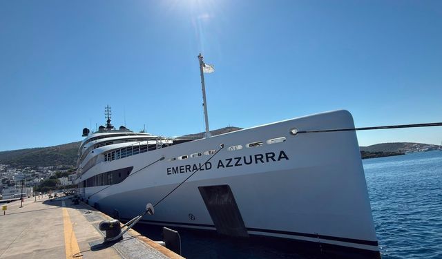 "Emerald Azzurra" kruvaziyeri Bodrum'a 100 turist getirdi
