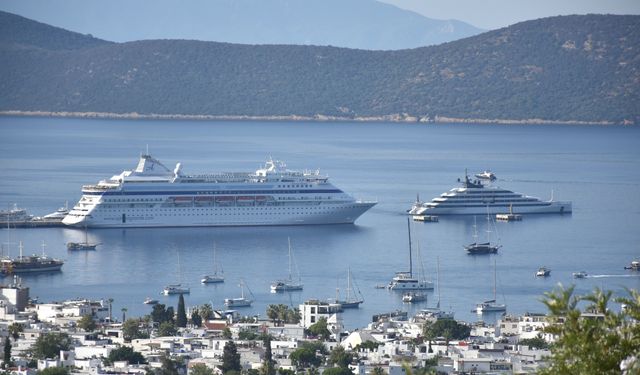 Bodrum'a iki kruvaziyerle 1012 turist geldi