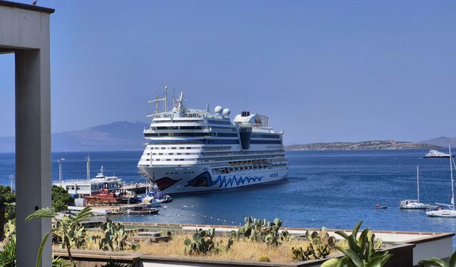 Bodrum'a 3 gemiyle 2 bin 761 turist geldi