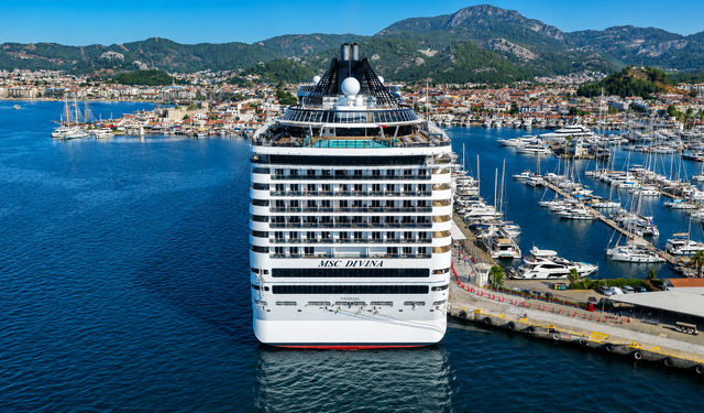 "MSC Divina" kruvaziyeri Marmaris'e 4 bin 111 turist getirdi