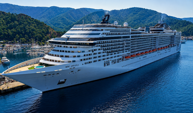 "MSC Divina" kruvaziyeri Marmaris'e 4 bin 84 turist getirdi