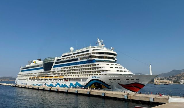 Alman turistleri taşıyan dev kruvaziyer Bodrum’a demirledi