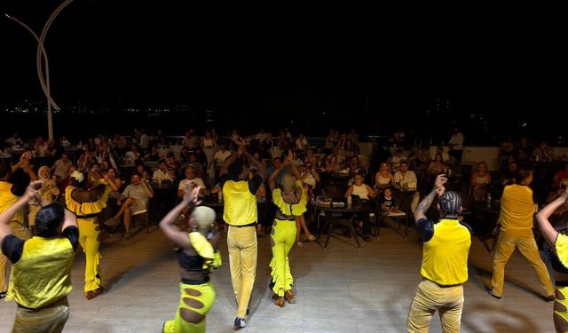 Bardakçı Koyu’nda tatil konser ve dans şovlarıyla renklendi