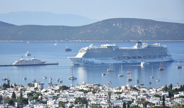 "Aroya" kruvaziyeri Bodrum'a 1532 turist getirdi