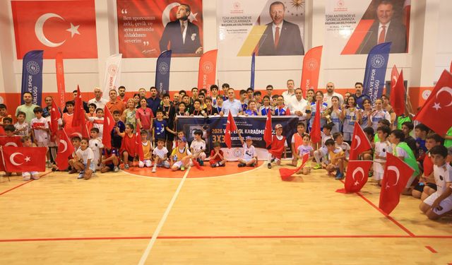 Vali Akbıyık, 3x3 Basketbol Turnuvasında Ödülleri Verdi