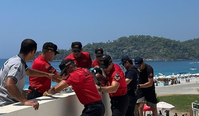Fethiye'de işletmenin çatısına düşen yamaç paraşütü pilotu ile yolcusu yaralandı
