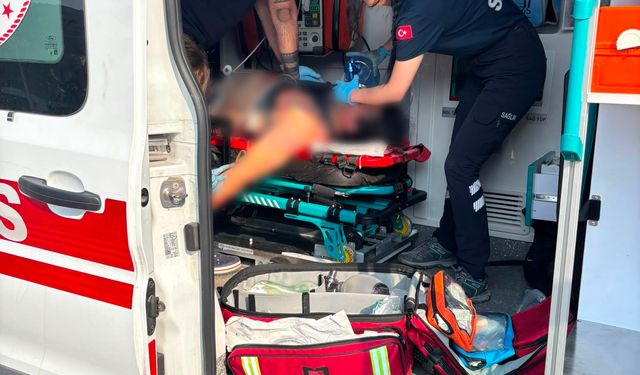 Önce servis aracına ardından tıra çarpan motosiklet sürücüsü ağır yaralandı