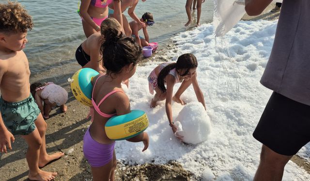 Sıcaktan kavrulan Bodrum’da sahile 2 ton buz döküldü
