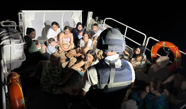 Gökova körfezinde yelkenli tekne içinde 64 düzensiz göçmen ve 4 göçmen kaçakçısı yakalandı