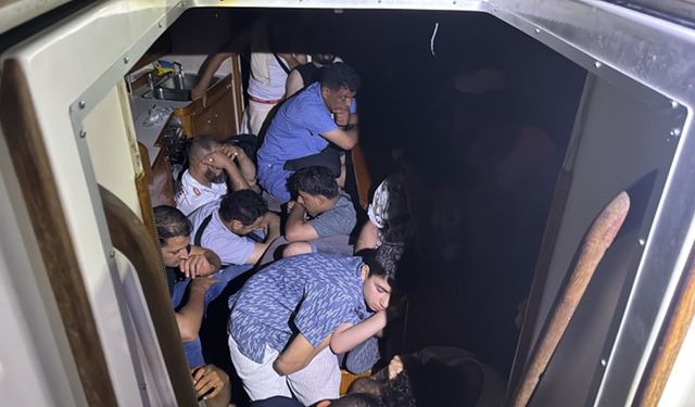 Gökova Körfezinde yelkenli teknede 40 düzensiz göçmen ve 2 göçmen kaçakçısı yakalandı