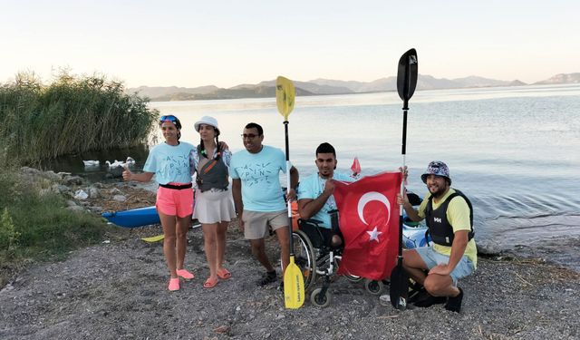 Köyceğiz Gölü'nde 30 Ağustos ve Dünya Barış Günü'nde ‘İki Devlet Bir Can' mesajı