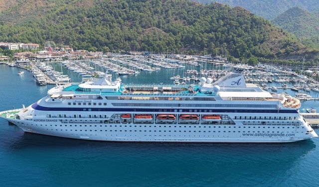 "Astoria Grande" kruvaziyeri 398 yolcusuyla Marmaris'e geldi