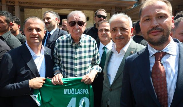 Cumhurbaşkanı Erdoğan’a Muğlaspor forması takdim edildi