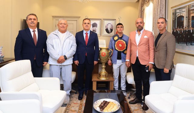 Muğlalı genç pehlivan Buğra Vali Akbıyık’ı ziyaret etti