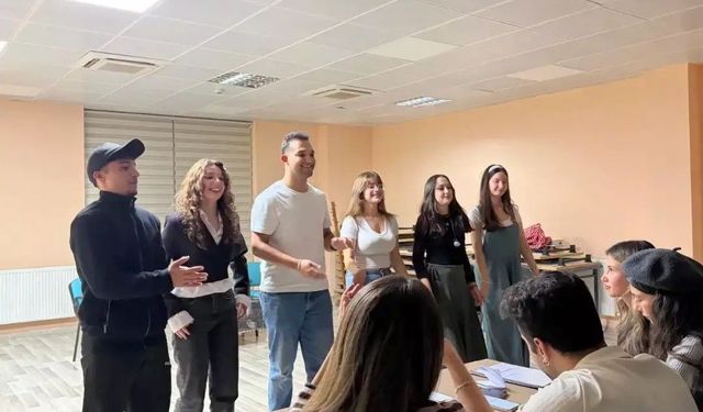 Muğla'da gençler kendi yazdıkları skeçleri sahneledi