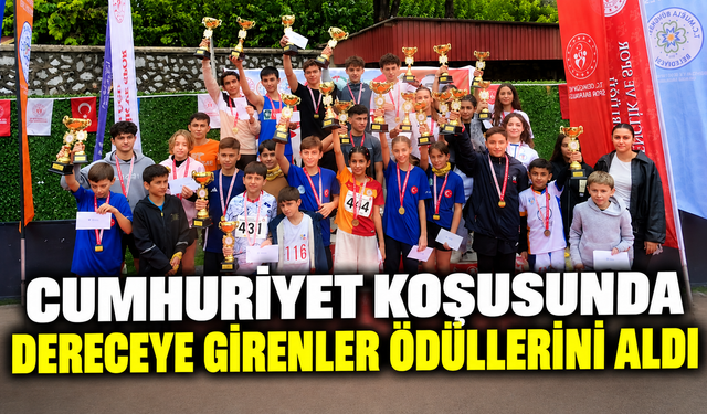 Cumhuriyet koşusunda dereceye girenler ödüllerini aldı