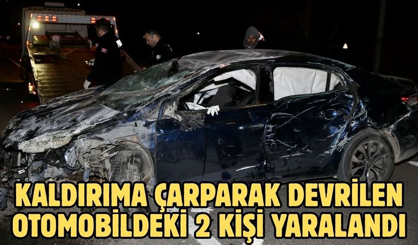 Kaldırıma çarparak devrilen otomobildeki 2 kişi yaralandı