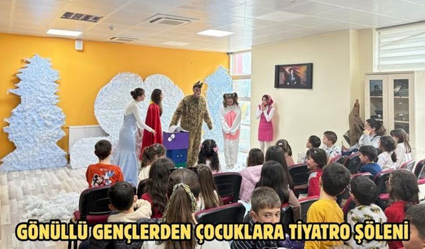 Gönüllü gençlerden çocuklara tiyatro şöleni