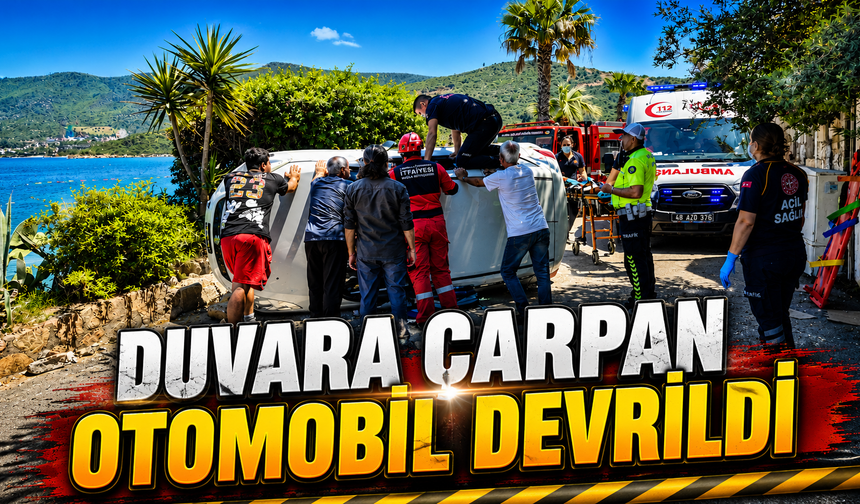 Duvara çarpan otomobil devrildi