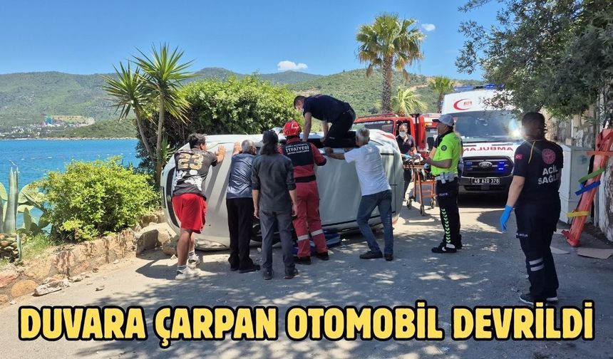 Duvara çarpan otomobil devrildi