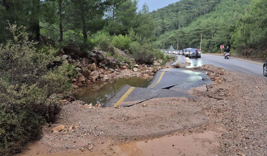 Bodrum'da ana isale hattı patladı, yol dereye döndü