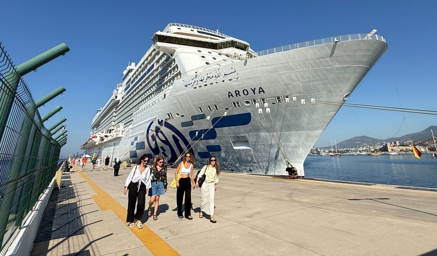 "Aroya" kruvaziyeri Bodrum'a 2 bin 671 turist getirdi