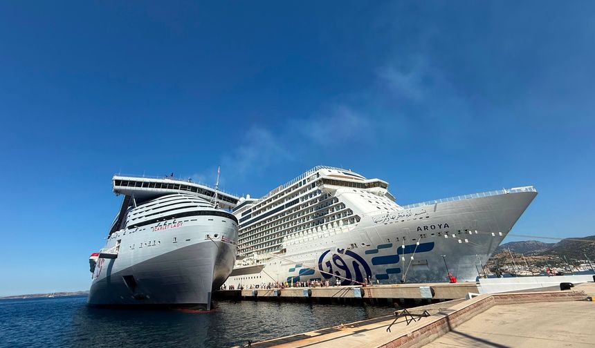 Bodrum’a aynı günde 2 dev kruvaziyer, 4 bin 625 yolcu geldi
