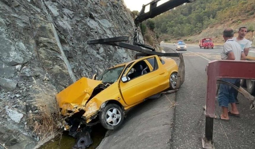 Savrulan otomobil hurdaya döndü, sürücü araçta sıkıştı