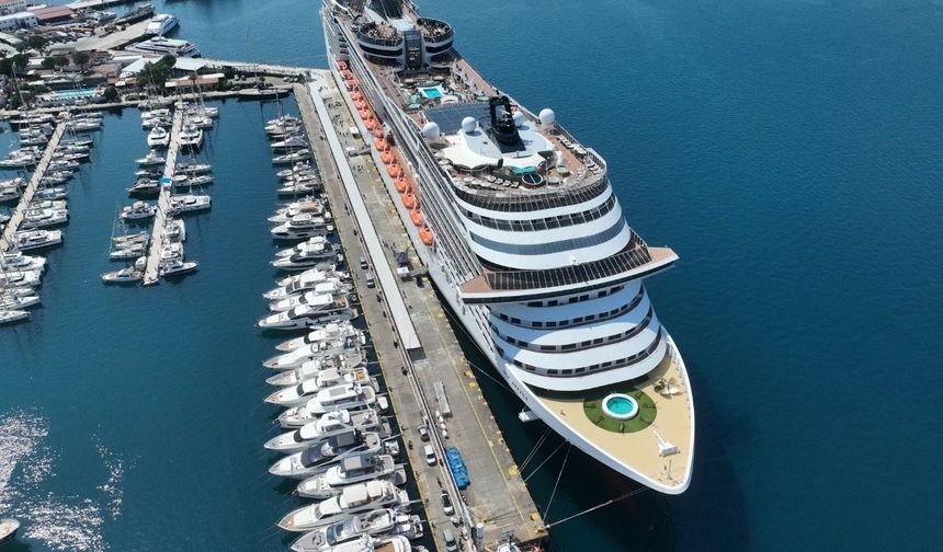 Marmaris'e "MSC Divina" kruvaziyeriyle 3 bin 899 turist geldi