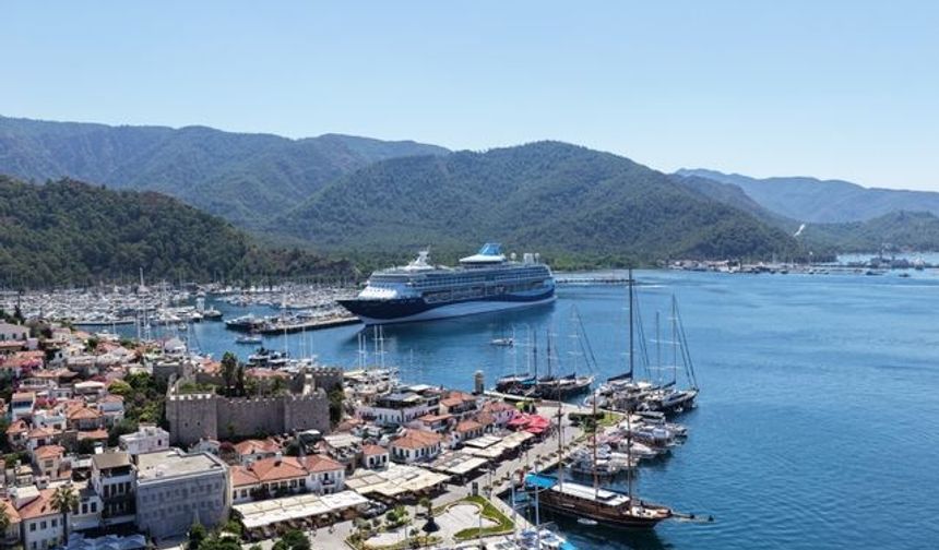 "Marella Discovery" kruvaziyeri Marmaris'e 1750 turistle geldi