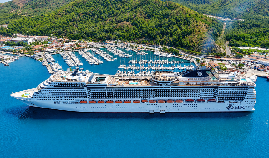 Marmaris'e "MSC Divina" kruvaziyeri 4 bin 121 turist getirdi