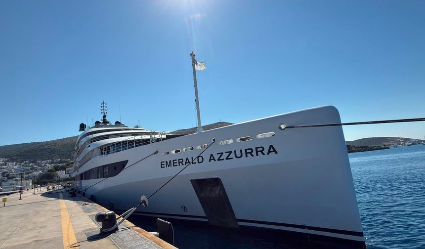 "Emerald Azzurra" kruvaziyeri Bodrum'a 100 turist getirdi