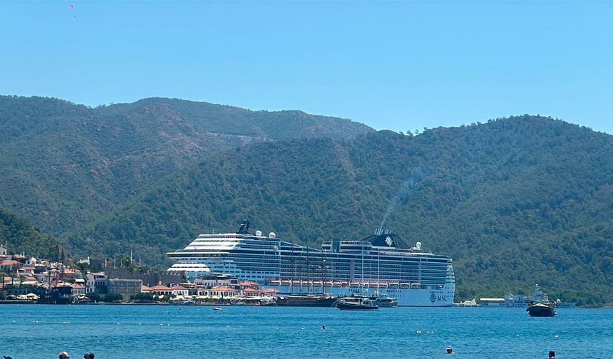 Dev yolcu gemisi Marmaris’e 5 bin yolcu ve mürettebatıyla demir attı