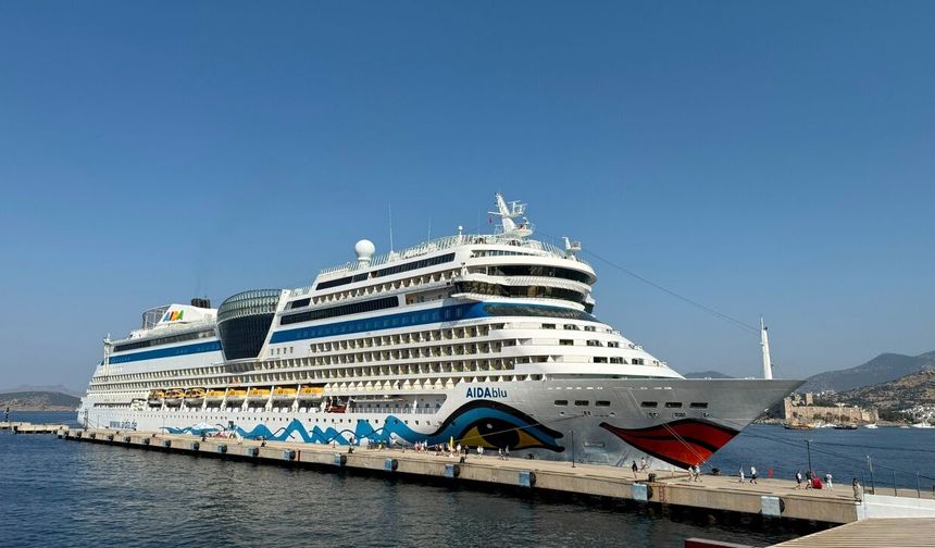 Alman turistleri taşıyan dev kruvaziyer Bodrum’a demirledi