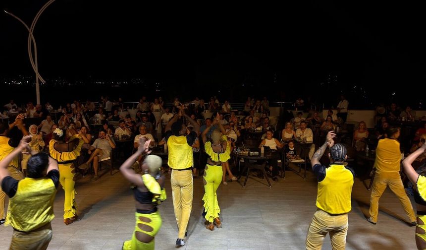 Bardakçı Koyu’nda tatil konser ve dans şovlarıyla renklendi