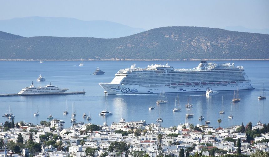 "Aroya" kruvaziyeri Bodrum'a 1532 turist getirdi