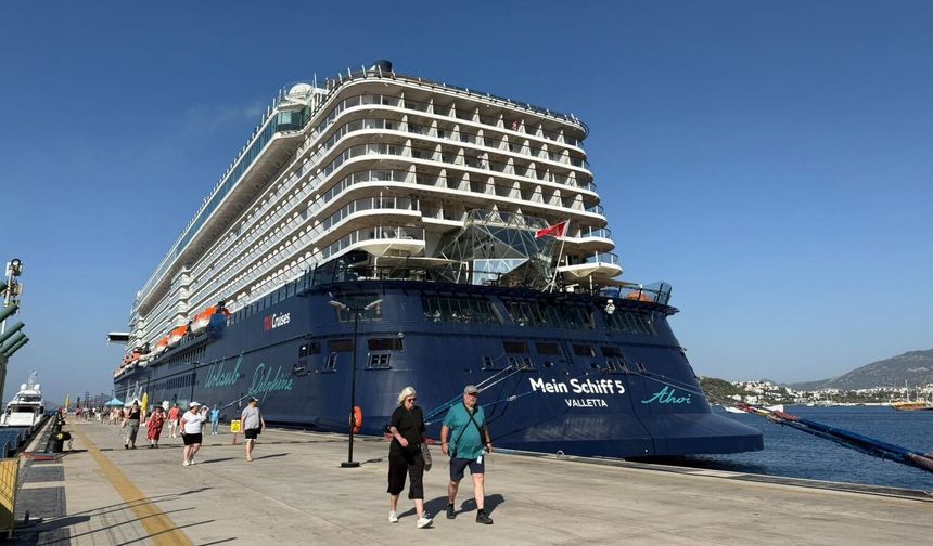 "Mein Schiff 5" kruvaziyeri 2 bin 756 yolcusuyla Bodrum'a geldi