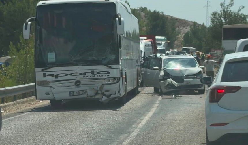 Seydikemer'de yolcu otobüsü ile ticari araç çarpıştı: 5 yaralı