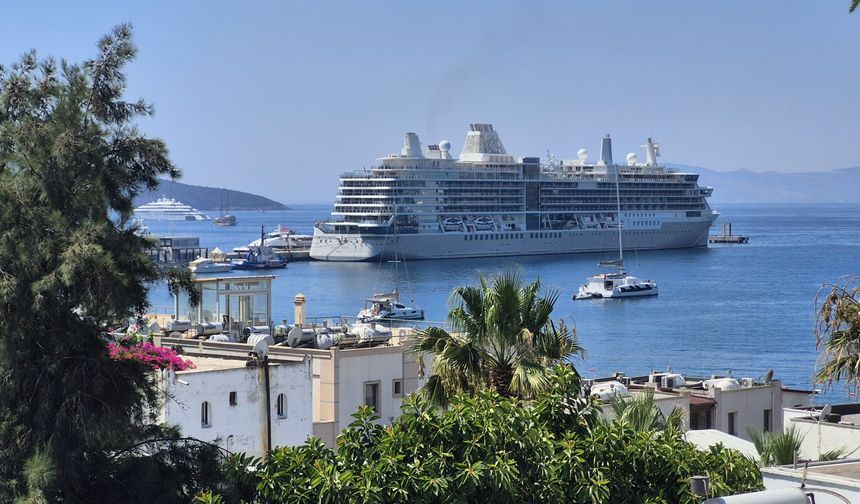 Bodrum'a iki gemi ile 1144 yolcu geldi