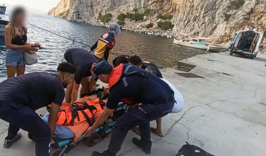 Özel teknede yaralanan vatandaşı Sahil Güvenlik ekipleri botla denizden tahliye etti