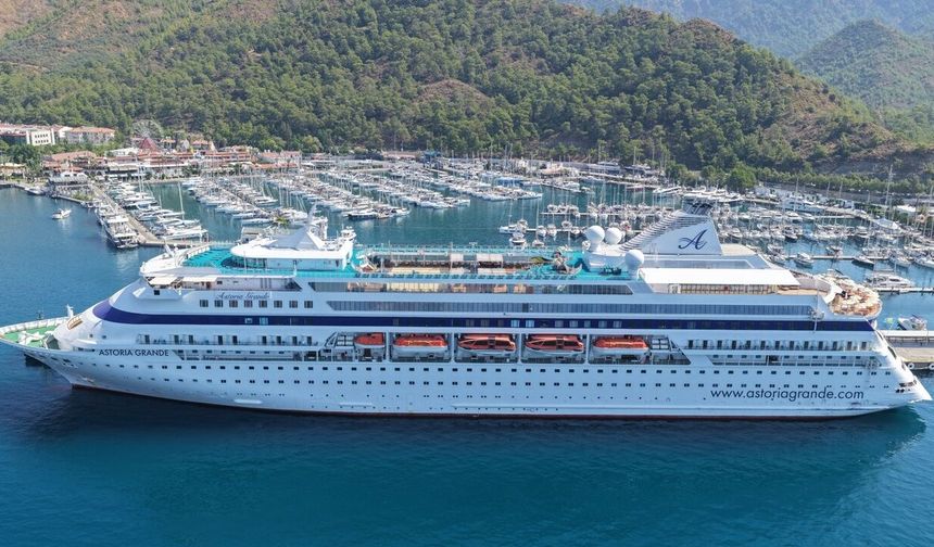 "Astoria Grande" kruvaziyeri 398 yolcusuyla Marmaris'e geldi