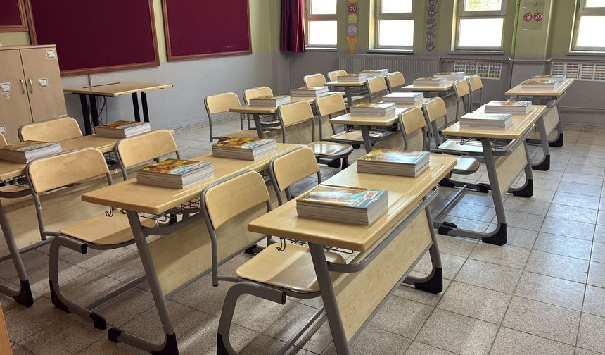 Yatağan'da 120 bin ders kitabı öğrencilerin sıralarında hazır